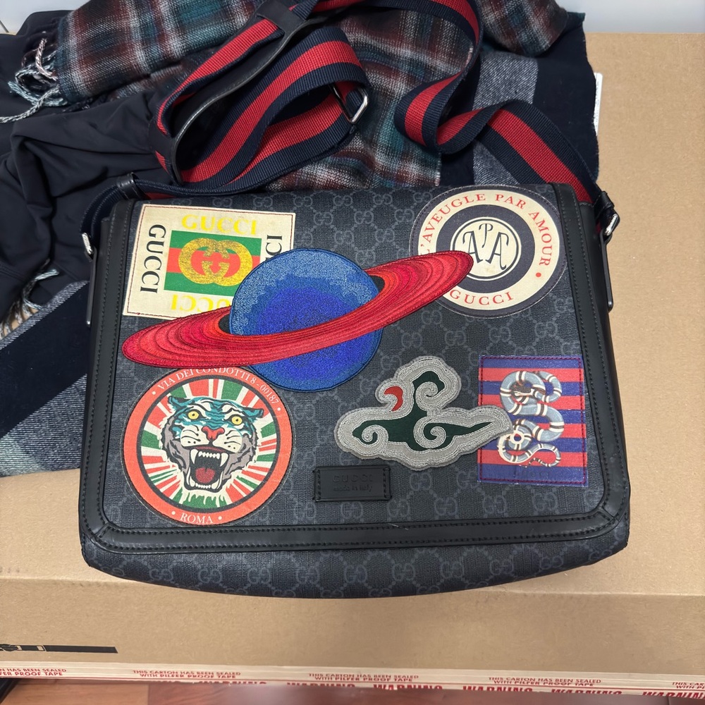 GUCCI SUPREME NIGHT COURRIER
MESSENGER BAG
